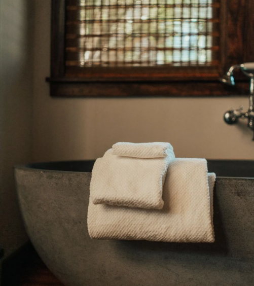 A hemp bath towel set undyed.