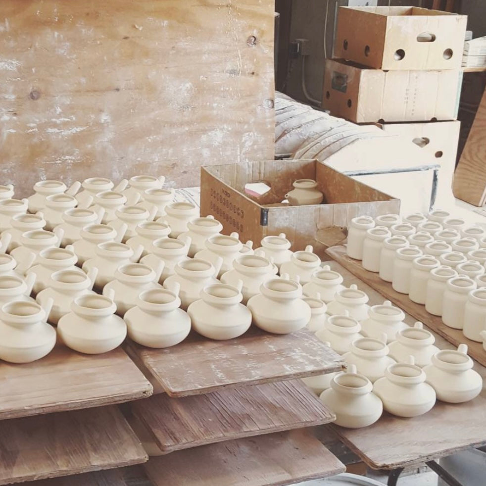 Lead-free non-toxic-Dishwasher safe ceramic pots.